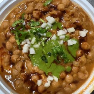 Bhija Kulcha or Bread Dip in White Chickpeas