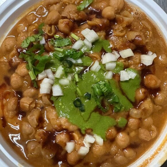 Bhija Kulcha or Bread Dip in White Chickpeas